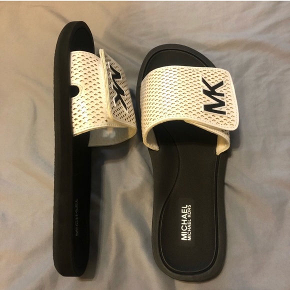 MICHAEL KORS white logo slide sandals - Picture 6 of 6
